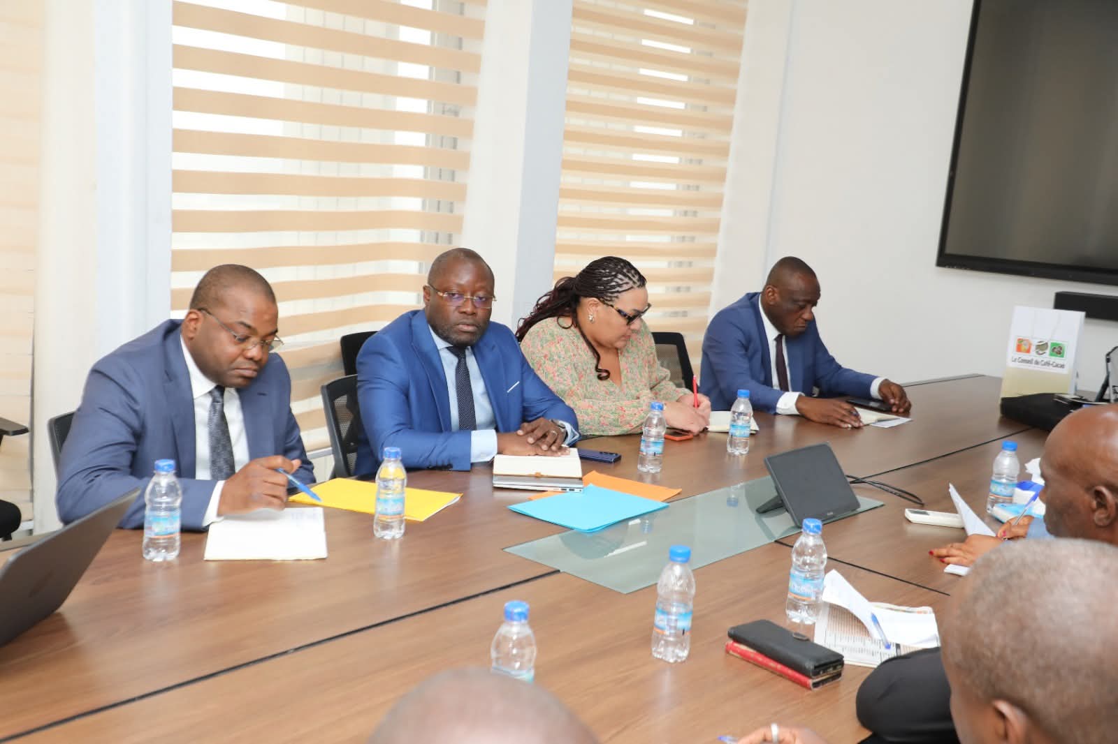 CÔTE D’IVOIRE-OPÉRATION D’ACHAT DES STOCKS DE CACAO : LE CONSEIL DU CAFÉ-CACAO ET L’OIA ACCÉLÈRENT LE PROCESSUS