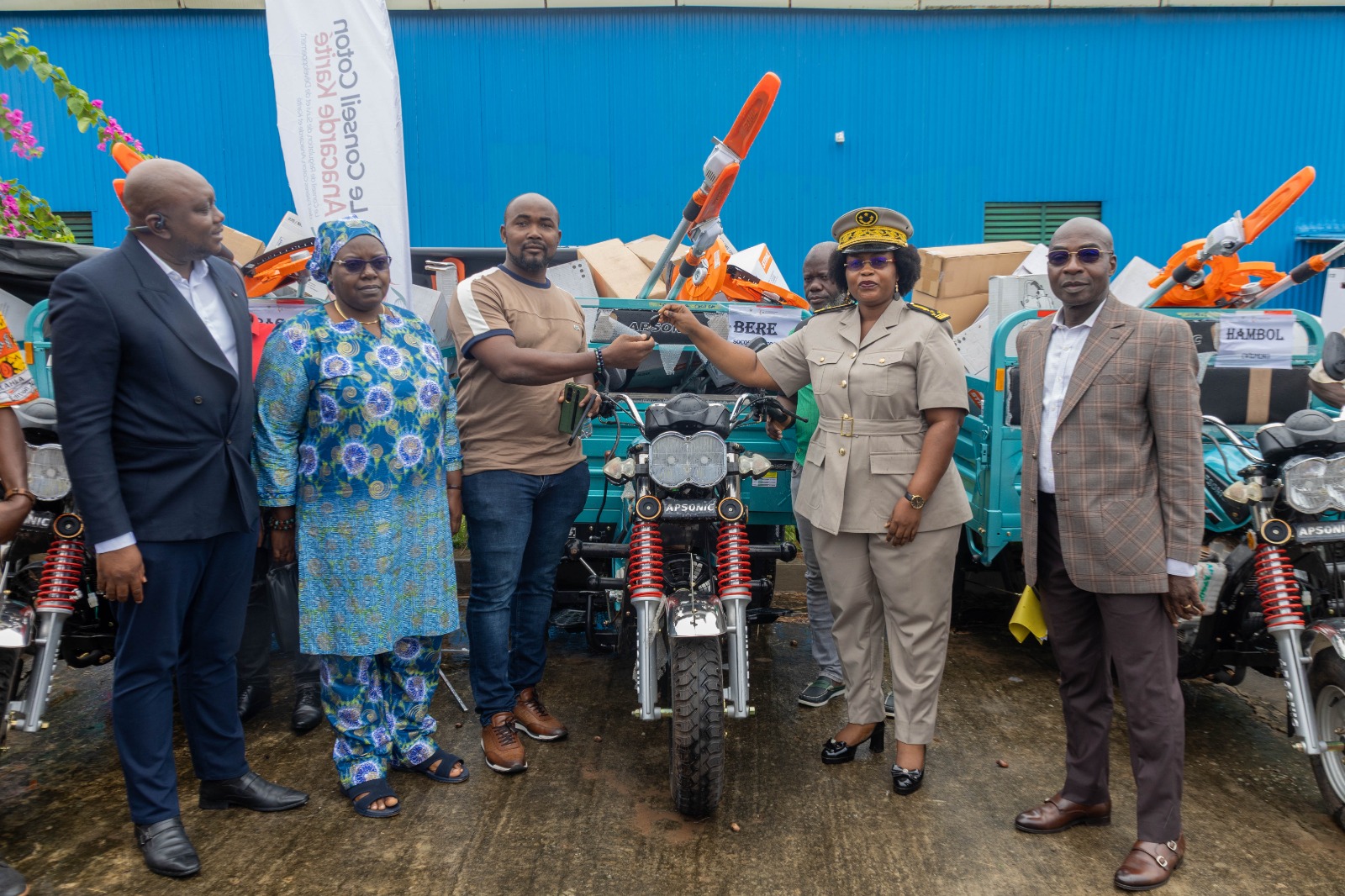CÔTE D'IVOIRE - LE CONSEIL COTON ANACARDE KARITÉ REMET DES ÉQUIPEMENTS AGRICOLES D’UNE VALEUR DE 90 MILLIONS FCFA À 18 COOPÉRATIVES